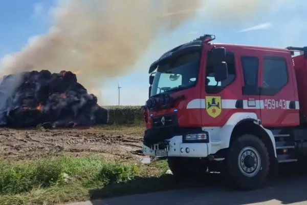 Pożar traktora i prasy do słomy w Objaździe – strażacy walczyli z ogniem