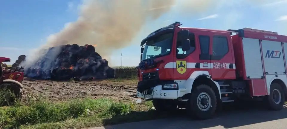Pożar traktora i prasy do słomy w Objaździe – strażacy walczyli z ogniem