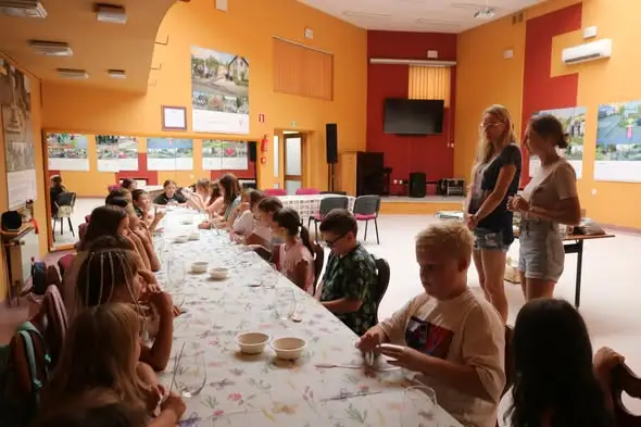 Zakończenie wakacyjnych zajęć w Ujeździe: kreatywne warsztaty „Las w słoiku”
