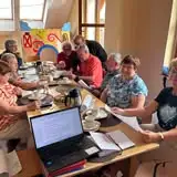 Pomoc przy przygotowaniu napisów do korowodu w Klubie Wiejskim