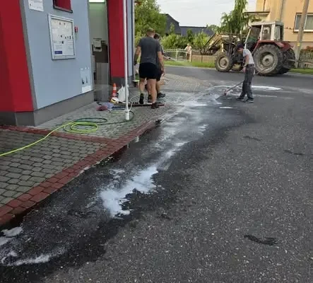 Strażacy z Izbicka w letnią sobotę myli wozy bojowe
