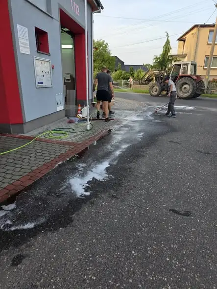 Strażacy z Izbicka w letnią sobotę myli wozy bojowe