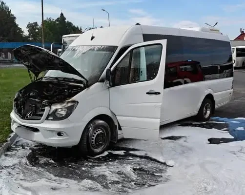 Pożar busa w Strzelcach Opolskich – strażacy w akcji