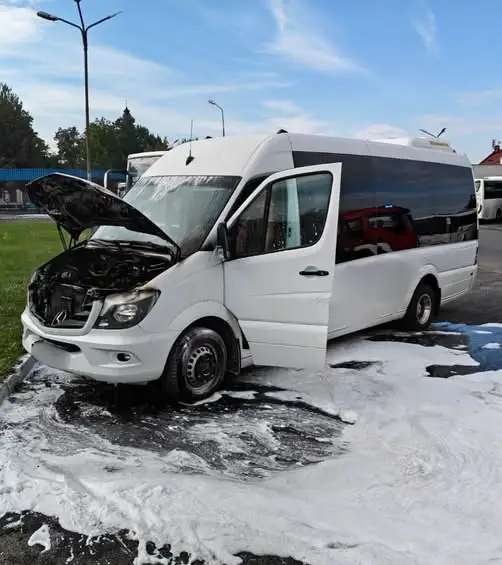 Pożar busa w Strzelcach Opolskich – strażacy w akcji