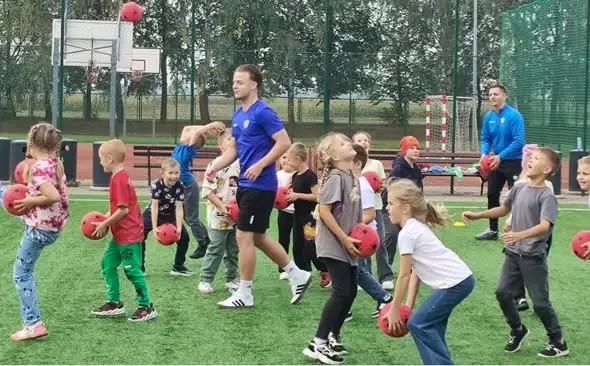Zajęcia pokazowe Akademii Sportu w szkole w Izbicku