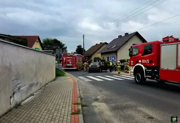 Wypadek w Jemielnicy: auto uderzyło w mur, jedna osoba poszkodowana