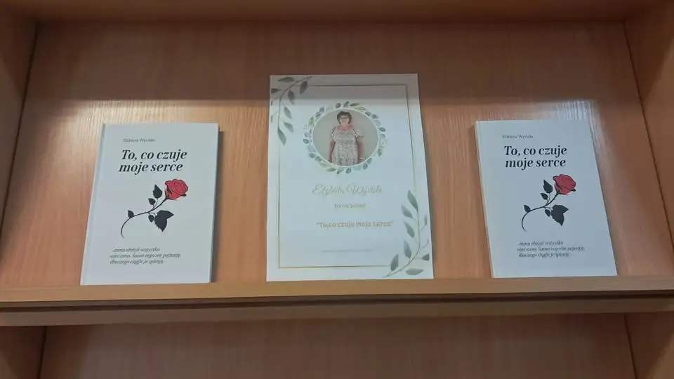Nowe książki z osobistym podpisem poetki Elżbiety Wycisło trafiły do biblioteki w Jemielnicy