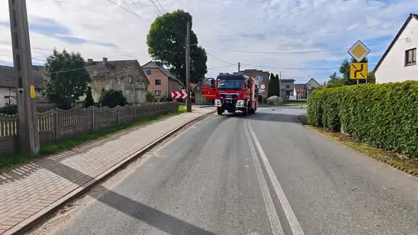 Poślizg na plamie oleju w Dolnej — interwencja służb ratunkowych