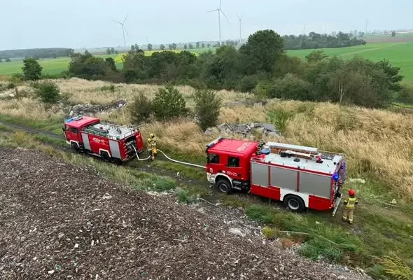 Kolejny pożar na wysypisku śmieci w Kielczy. Strażacy z czterech jednostek w akcji