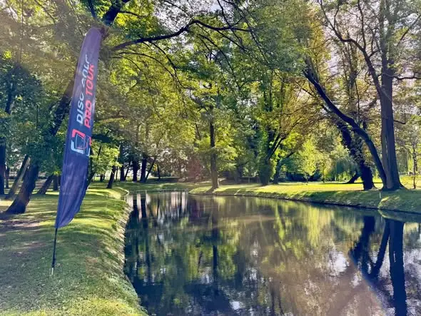 Park Renardów gotowy na disc golfowy weekend. Zawodnicy z wielu krajów zagrają w gminie Strzelce Opolskie