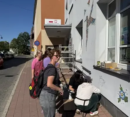 Koliber i kwiaty na ścianie SOK – tak mieszkańcy Strzelec Opolskich tworzyli wspólny mural