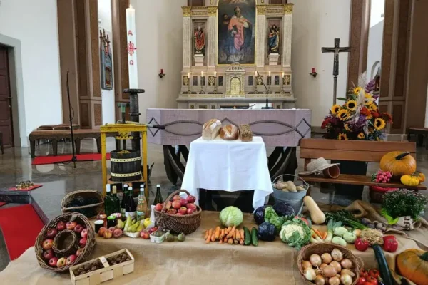 Dożynkowa dekoracja kościoła w Jemielnicy – sielski klimat i plony ziemi