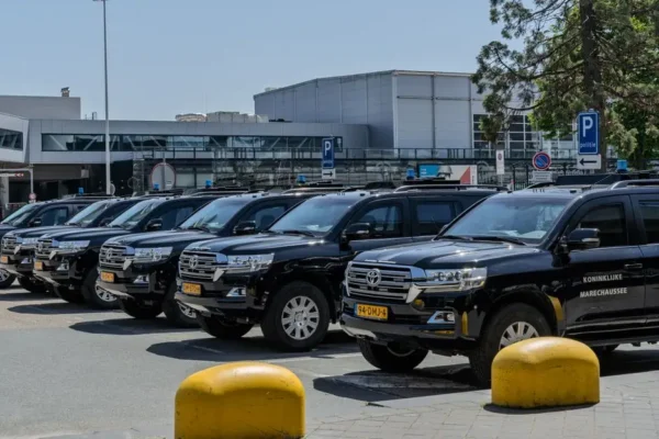 Opolska policja z nowymi radiowozami. 18 hybrydowych toyot trafiło do jednostek