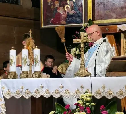 Poświęcenie różańców dla dzieci komunijnych w parafii ks. Wojciecha Galicy