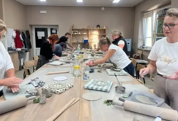 Jesienne wianki odbite w glinie – warsztaty ceramiczne w Strzeleckim Ośrodku Kultury