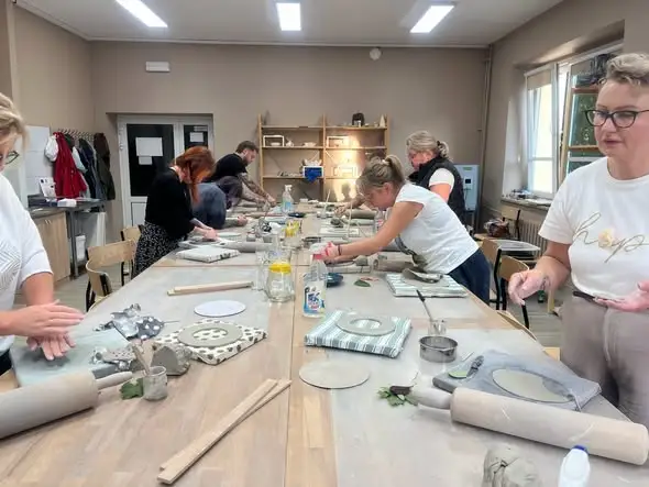 Jesienne wianki odbite w glinie – warsztaty ceramiczne w Strzeleckim Ośrodku Kultury
