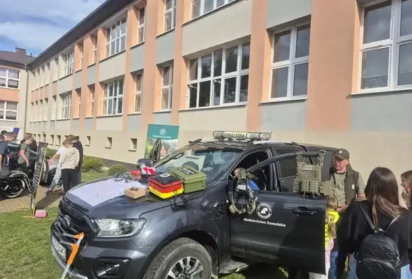 Leśnicy z Zawadzkiego pokazali młodzieży, jak wygląda praca w lesie