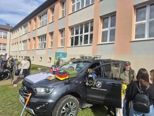 Leśnicy z Zawadzkiego pokazali młodzieży, jak wygląda praca w lesie