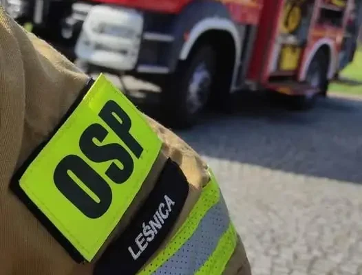 Leśnica: plama substancji ropopochodnej na ulicach Góry Św. Anny i Porębskiej