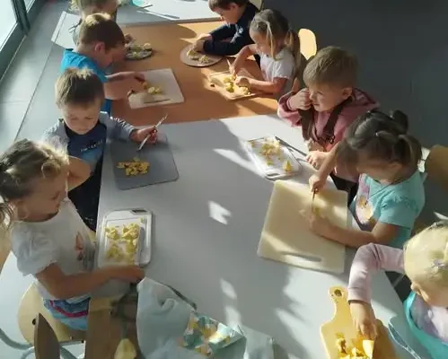 Mali cukiernicy z przedszkola piekli jabłkowe muffinki
