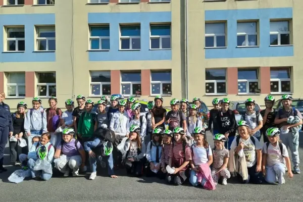 Czwartoklasiści z Leśnicy odebrali kaski rowerowe i przypomnieli o nowym obowiązku