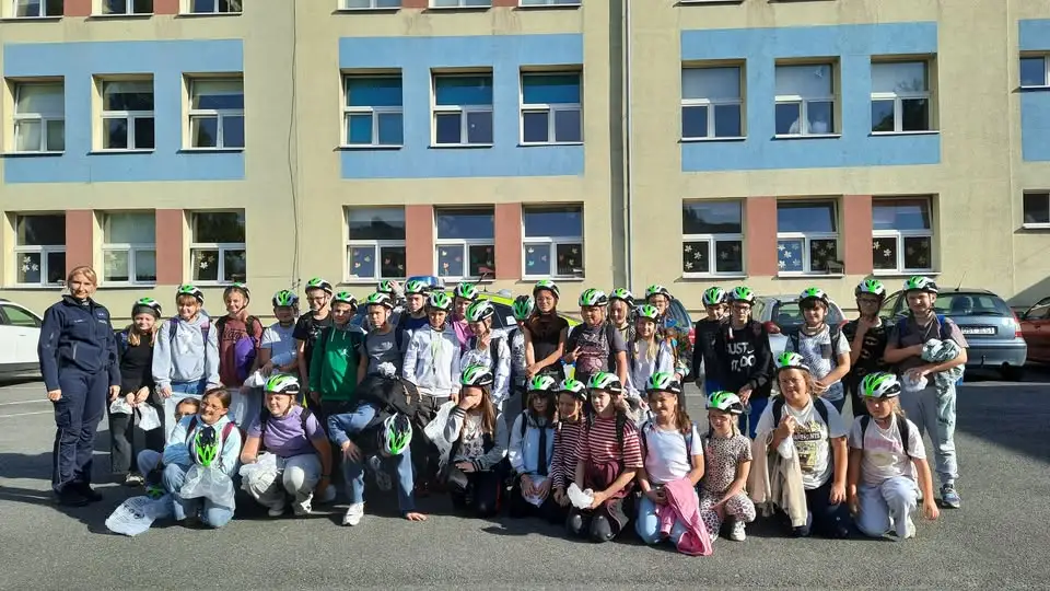 Czwartoklasiści z Leśnicy odebrali kaski rowerowe i przypomnieli o nowym obowiązku