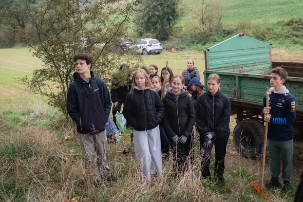 Wolontariusze porządkowali cmentarz żydowski w Leśnicy