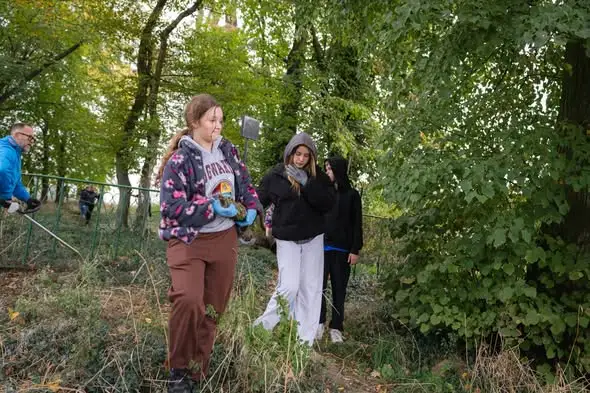 Młodzież porządkuje zapomniane cmentarze żydowskie w gminie Reńska Wieś