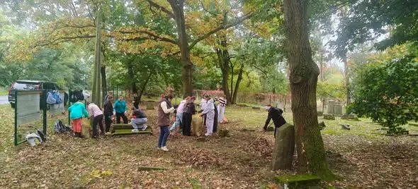 Młodzież porządkuje zapomniane cmentarze żydowskie w gminie Reńska Wieś