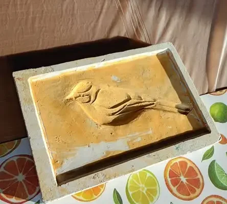 Ceramiczne kafelki z sikorką – warsztaty w Piotrówce