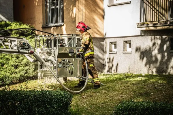 Interwencja OSP Kolonowskie: usuwanie gniazda os na prywatnej posesji