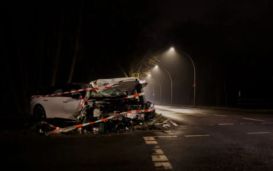 Pijany kierowca uderzył w mur kościoła w Rozmierce i odjechał. Świadek nagrał wszystko kamerą